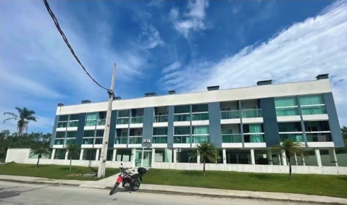 Un bâtiment moderne doté d’un toit plat, de grandes fenêtres et d’une entrée bien visible.