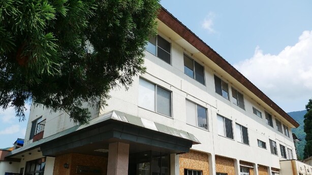 A multi-story building with a flat roof, large windows, and a brick facade. - Villa Whity Plateau (Hakusan)