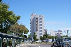 Un edificio de varios pisos con un letrero que indica que es un hotel.