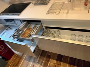 Minikøleskab, mikrobølgeovn, kogeplade