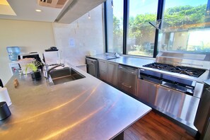 Private kitchen - Villa Omoro Nakijin (Nakijin)