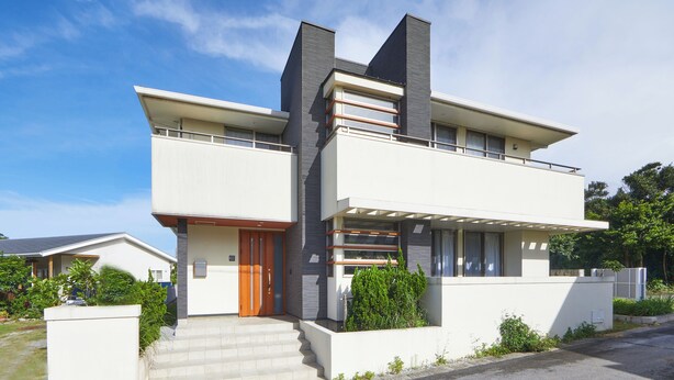 A modern two-story house with a flat roof, large windows, and a balcony. - E-horizon Resort Nago (Nago)