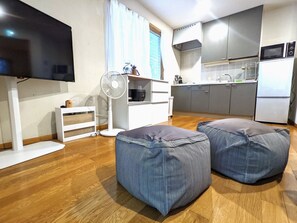 Fridge, microwave, stovetop, cookware/dishes/utensils - Nasu Kogen Rental Cottage Yellow Base (Nasushiobara)