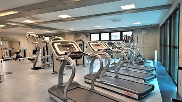 Ein Fitnessstudio mit Laufbändern, Ergometer und Krafttrainingsgeräten.