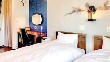 Escritorio y tabla de planchar con plancha