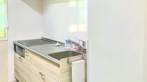 Mini-fridge, microwave, stovetop - Sparky's House / House II (Naoshima)