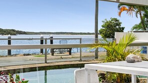 Outdoor dining - sunny, north-facing ground-floor apartment (Noosaville)