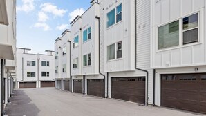 Exterior - Nashville Downtown, Rooftop Park View, Sleeps 12 (Nashville)
