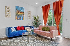 Living area - Nashville Downtown, Rooftop Park View, Sleeps 12 (Nashville)