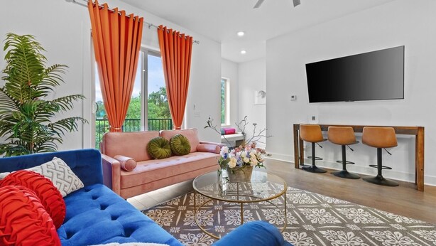 Living area - Nashville Downtown, Rooftop Park View, Sleeps 12 (Nashville)