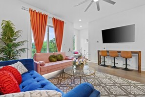 Living area - Nashville Downtown, Rooftop Park View, Sleeps 12 (Nashville)