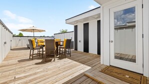 Outdoor dining - Nashville Downtown, Rooftop Park View, Sleeps 12 (Nashville)