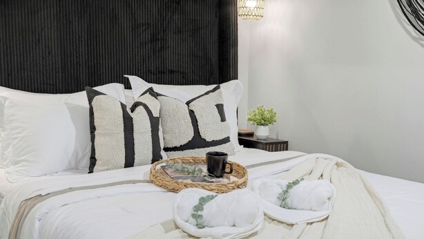 7 soverom, skrivebord, strykejern/-brett og reiseseng for barn
