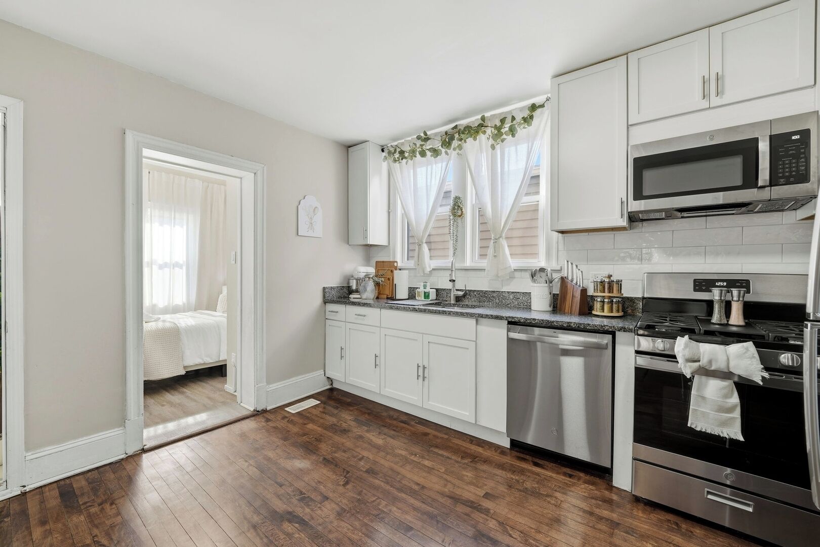 Fridge, microwave, stovetop, dishwasher