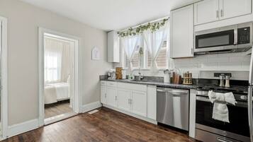 Fridge, microwave, stovetop, dishwasher