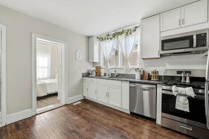 Fridge, microwave, stovetop, dishwasher