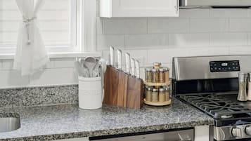 Refrigerador, microondas, placa de cocina, lavavajillas