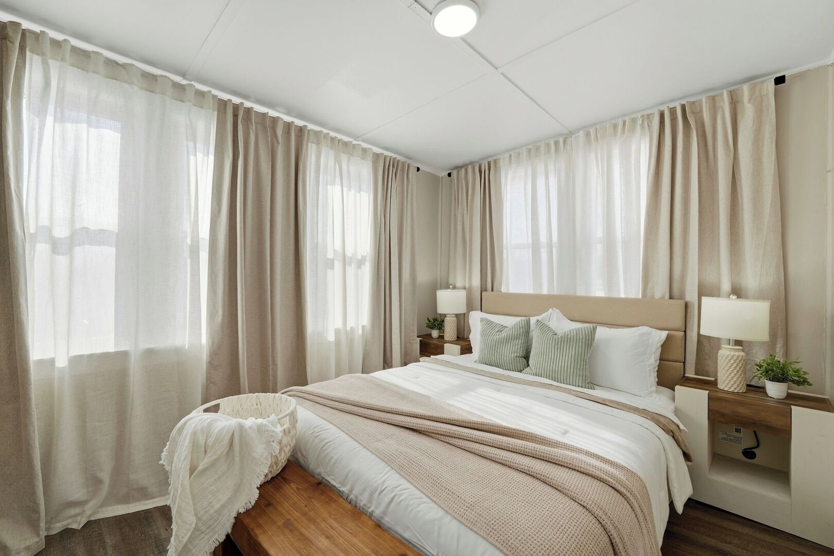 7 Schlafzimmer, Schreibtisch, Bügeleisen/Bügelbrett, Reisekinderbett