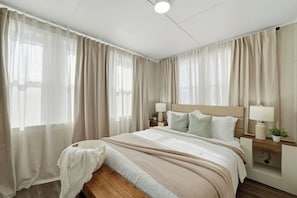 7 bedrooms, desk, iron/ironing board, travel cot