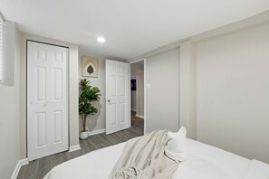 7 bedrooms, desk, iron/ironing board, travel crib