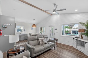 Smart TV - PRIVATE OASIS W/ POOL • SLEEPS 16 • PET FRIENDLY! (Port Aransas)