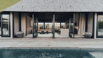 Luxe villa, uitzicht op zwembad | Een bureau, een strijkplank/strijkijzer, gratis wifi