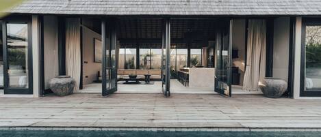 Lyxvilla - utsikt mot poolen | Skrivbord, strykjÀrn/strykbrÀda och gratis wi-fi