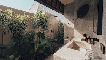 Deluxe villa, uitzicht op zwembad | Badkamer | Een haardroger, een bidet, handdoeken, zeep