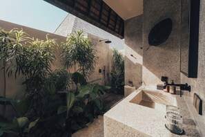 Deluxe villa, uitzicht op zwembad | Badkamer | Een haardroger, handdoeken, zeep, shampoo