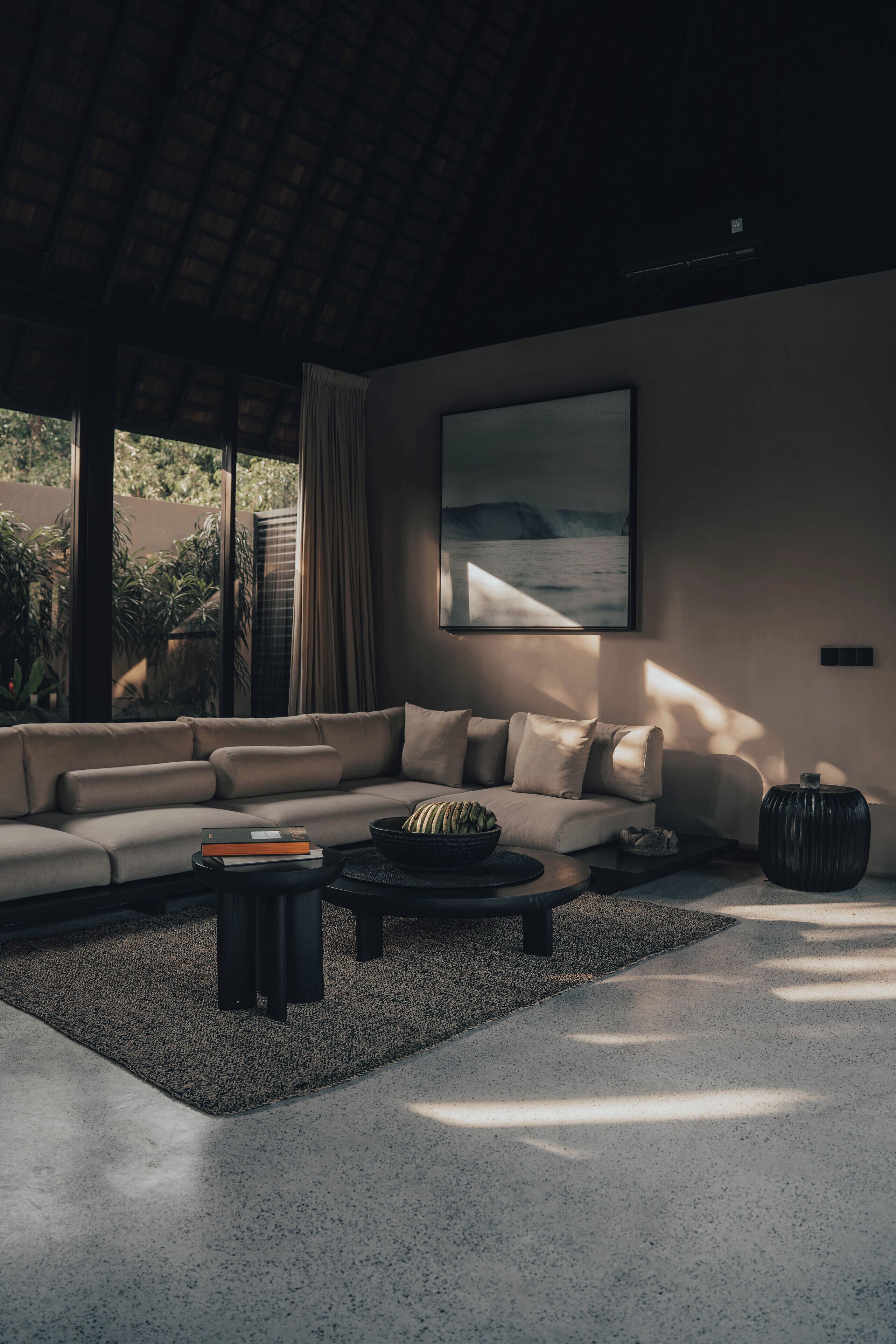 Villa familiar, vista a la alberca | Área de sala de estar