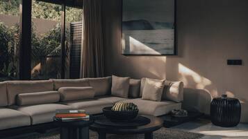Villa familiar, vista a la alberca | Área de sala de estar