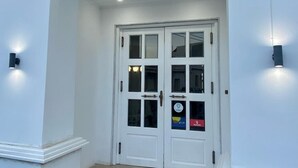 A building entrance with a sign reading "Pallada". - Pallada Apartment (Agios Vasileios)