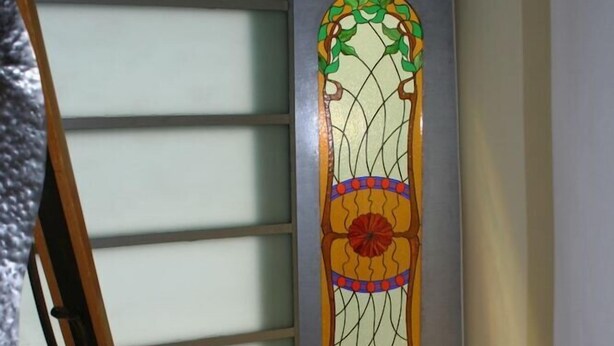 A staircase with a stained glass window. - Hotel Ionas (Chania)