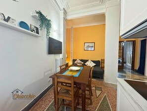 公寓, 1 张大床和 1 张沙发床, 简易厨房, 城市景观 | 起居区 | 45-英寸纯平电视（配备卫星频道）、Netflix、流媒体服务