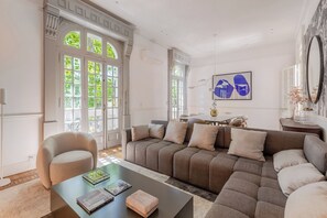 Books, stereo - Ultra Luxurious 3-bedroomHouse with Private Rooftop, Jacuzzi, BBQ area & Office (Buenos Aires)