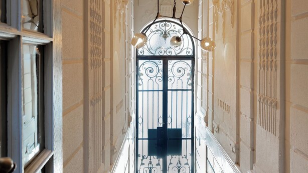 A grand hallway with ornate columns, a decorative ceiling, and a wrought iron gate at the end. - Ultra Luxurious 3-bedroomHouse with Private Rooftop, Jacuzzi, BBQ area & Office (Buenos Aires)