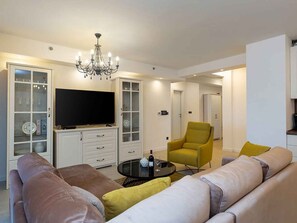 TV - Holiday apartment with cosy furnishings and large loggia (Poreč)