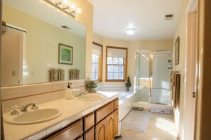 Hair dryer, towels, soap, shampoo - Peaceful Cool CA Gold Country Retreat - Hot Tub, BBQ, Home Theater & Game Tables (Cool)