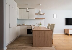 Dining - Rondo ONZ Modern Apartment (Warszawa)
