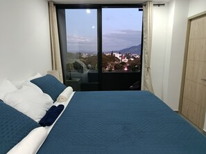 Fer et planche à repasser, accès Internet, draps fournis