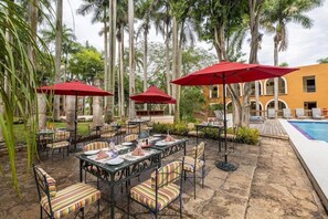 Outdoor dining - Hacienda Uxmal (Santa Elena)