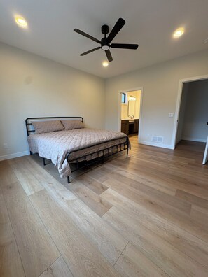 4 bedrooms, free WiFi, bed sheets, wheelchair access