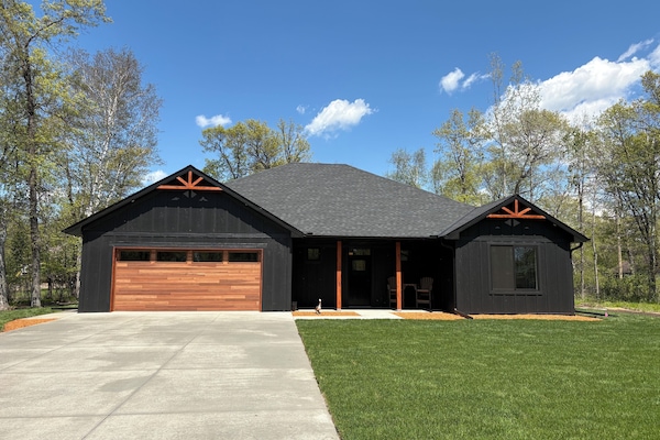 Large front yard, room for 6 cars (or trailers) in the driveway