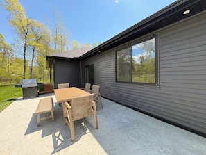 Outdoor dining - Brand New 4 Bedroom Cabin in Breezy Point with Game Room (Pequot Lakes)