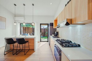 Fridge, microwave, oven, stovetop - NEW 2BR1BA w/PrivatePool & Patio in Great Location (Noord)