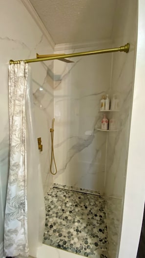 Ducha, secador de pelo, toallas, jabón