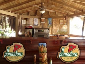 Bar (on property) - Paradise Beach Hotel (Roatan)