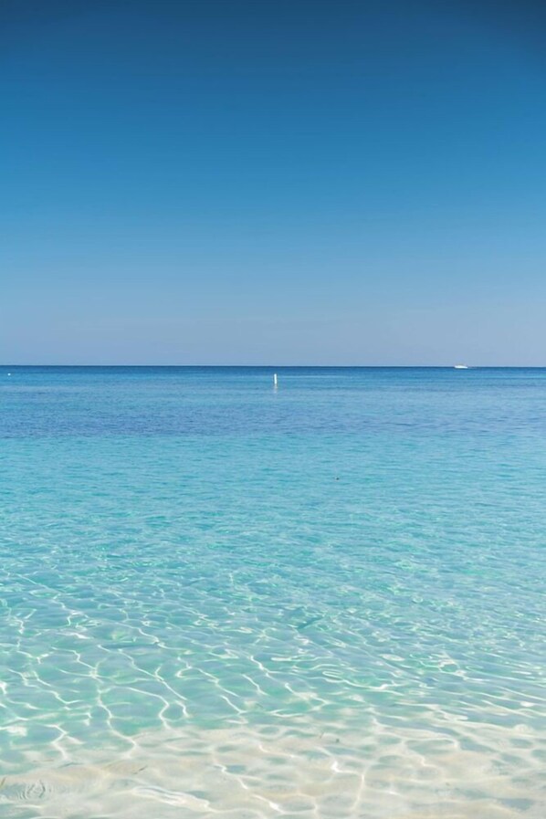 A clear view of a calm sea with a buoy in the distance. - Paradise Beach Hotel (Roatan)