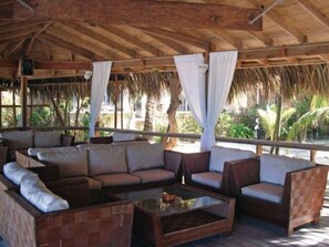 Terrace/patio - Paradise Beach Club (Roatan)