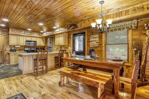 Dining - Pigeon Forge Cabin w/ Hot Tub & Game Room - 3BR/3BA (Pigeon Forge)